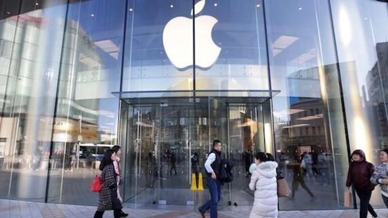 Apple blames China for sales forecast cut