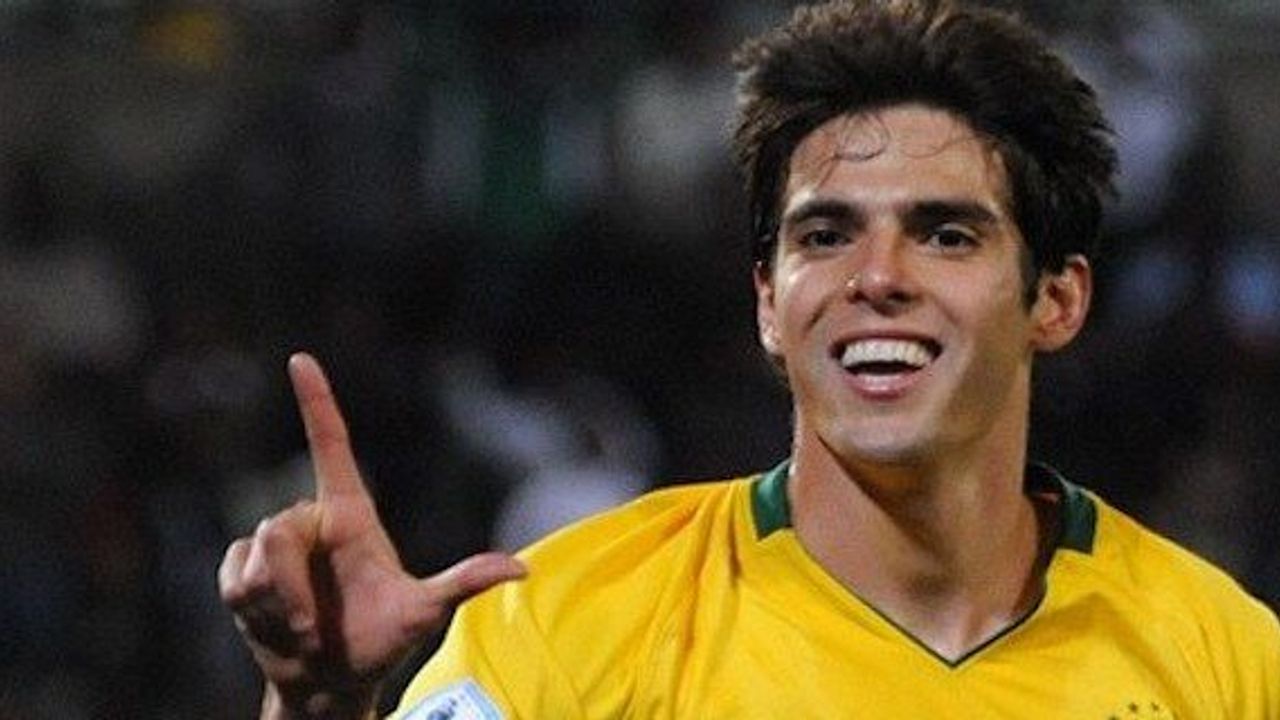 Football legends Kaka, Figo arrive in Pakistan