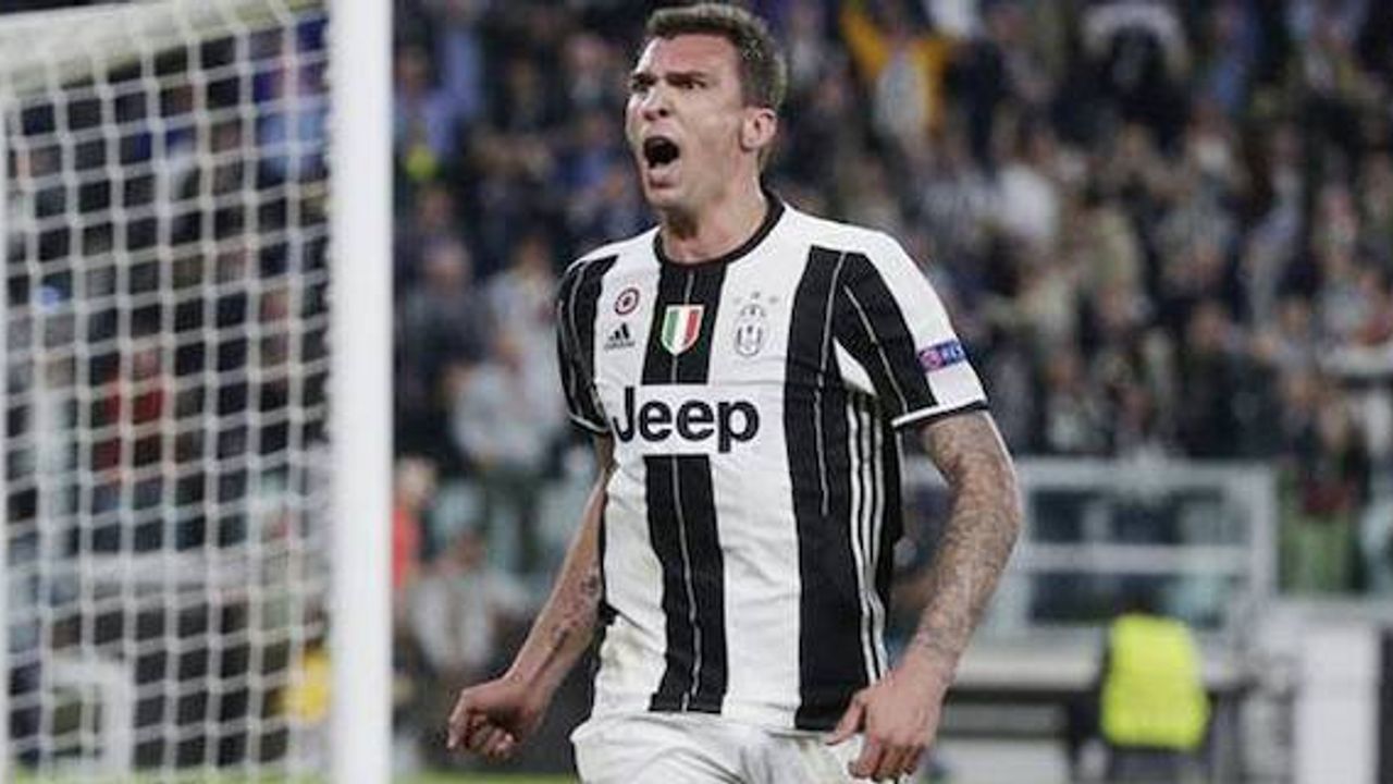 Croatian forward Mandzukic renews deal with Juventus