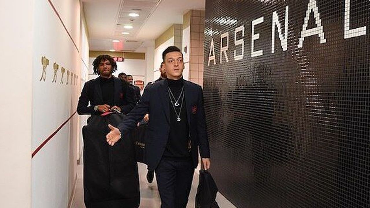 Mesut Ozil sparks controversy by wearing Turkish flag chain