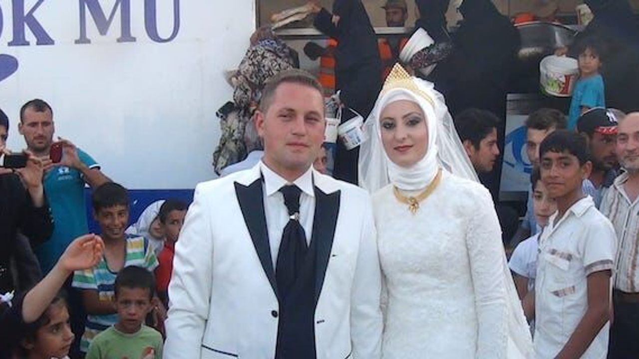 Turkish couple spent their wedding day giving food to 4,000 Syrian refugees