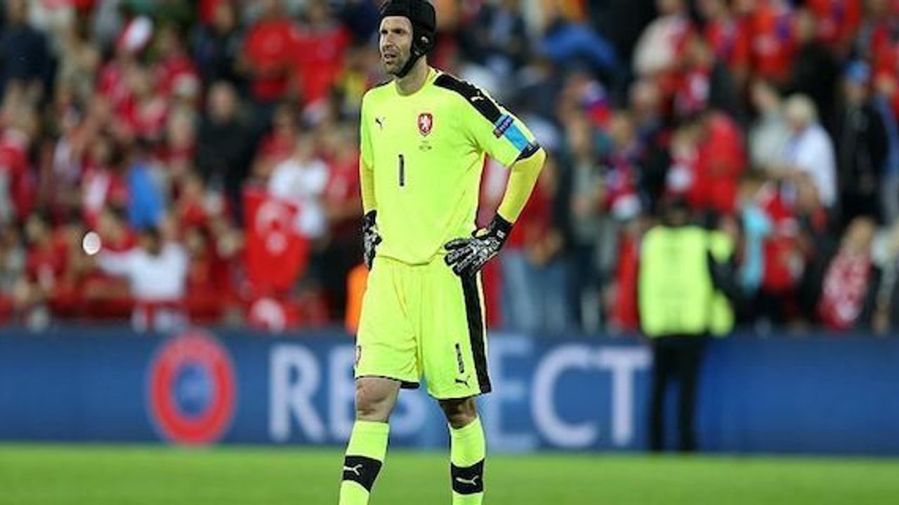 Ex-Chelsea goalkeeper Petr Cech joins ice hockey team