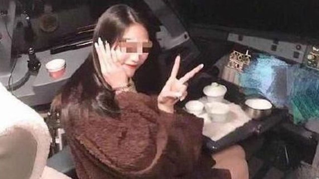 Chinese pilot banned from flying after passenger cockpit photo