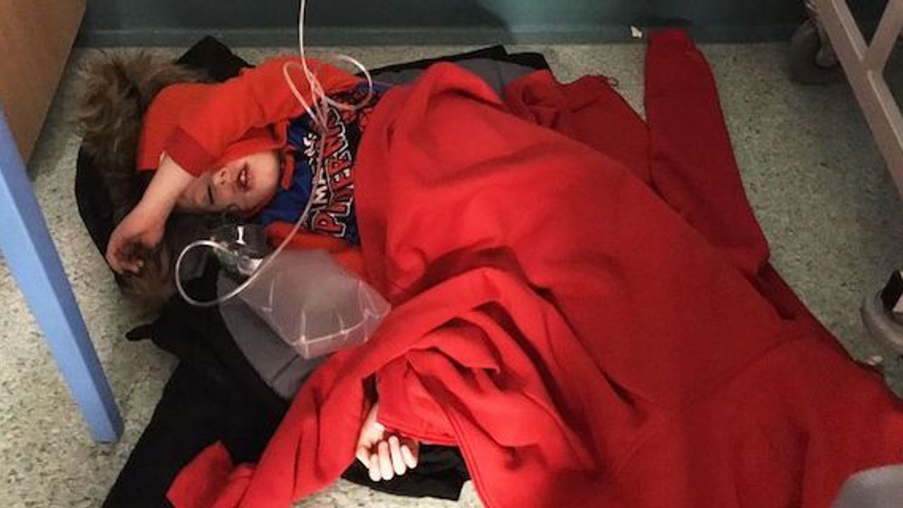 Little boy with pneumonia forced to sleep on hospital floor due to lack of beds