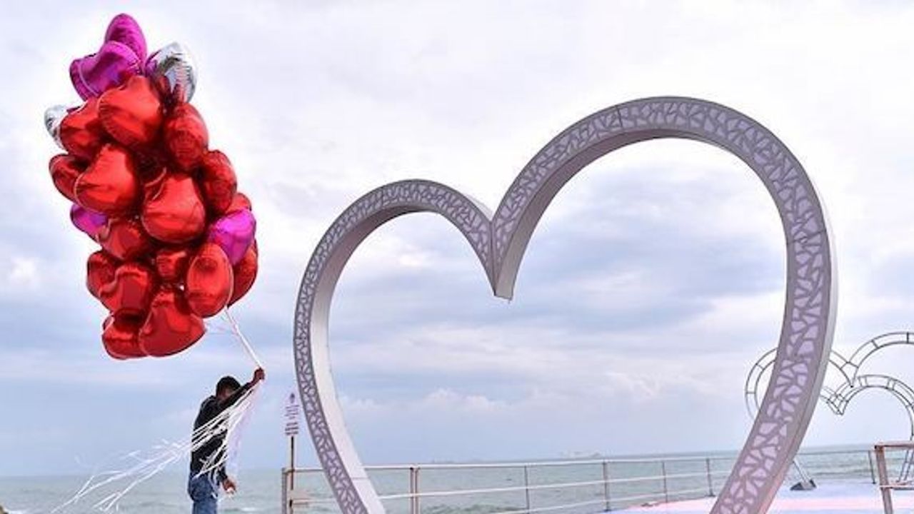 Do we fall in love or in oxytocin?