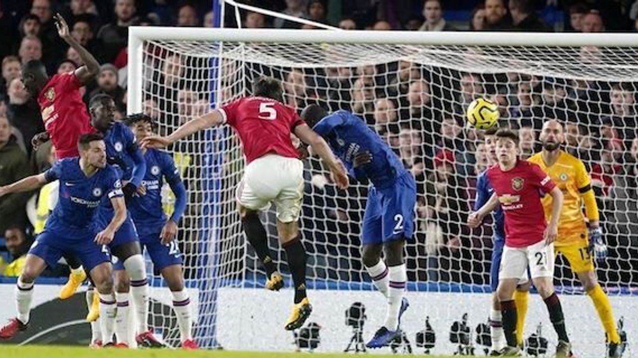 Manchester United beat Chelsea to keep hopes for Champions League