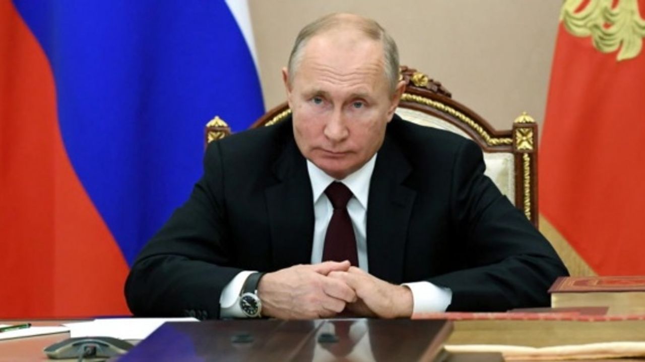 Russian President Vladimir Putin may have Parkinson’s disease and be poised to quit early next year, The Sun writes