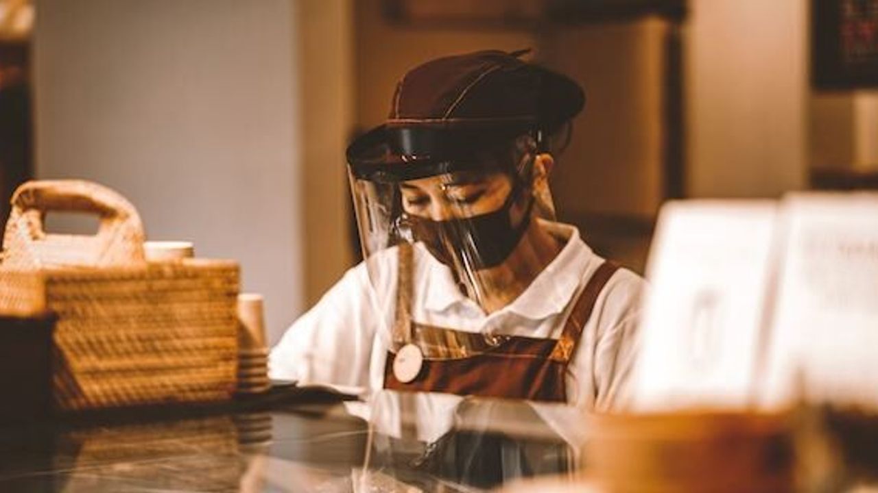 UK job vacancies at record high as wages pick up