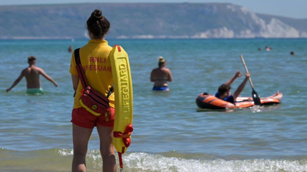 The UK heatwave is expected to hit a peak on Monday as temperatures build towards 35C in parts of the UK