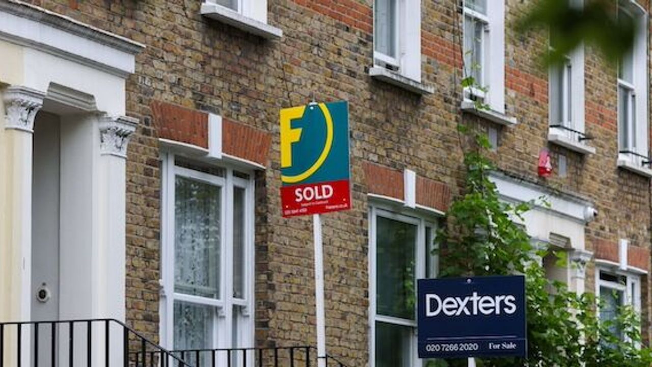 House prices rise for first time in six months