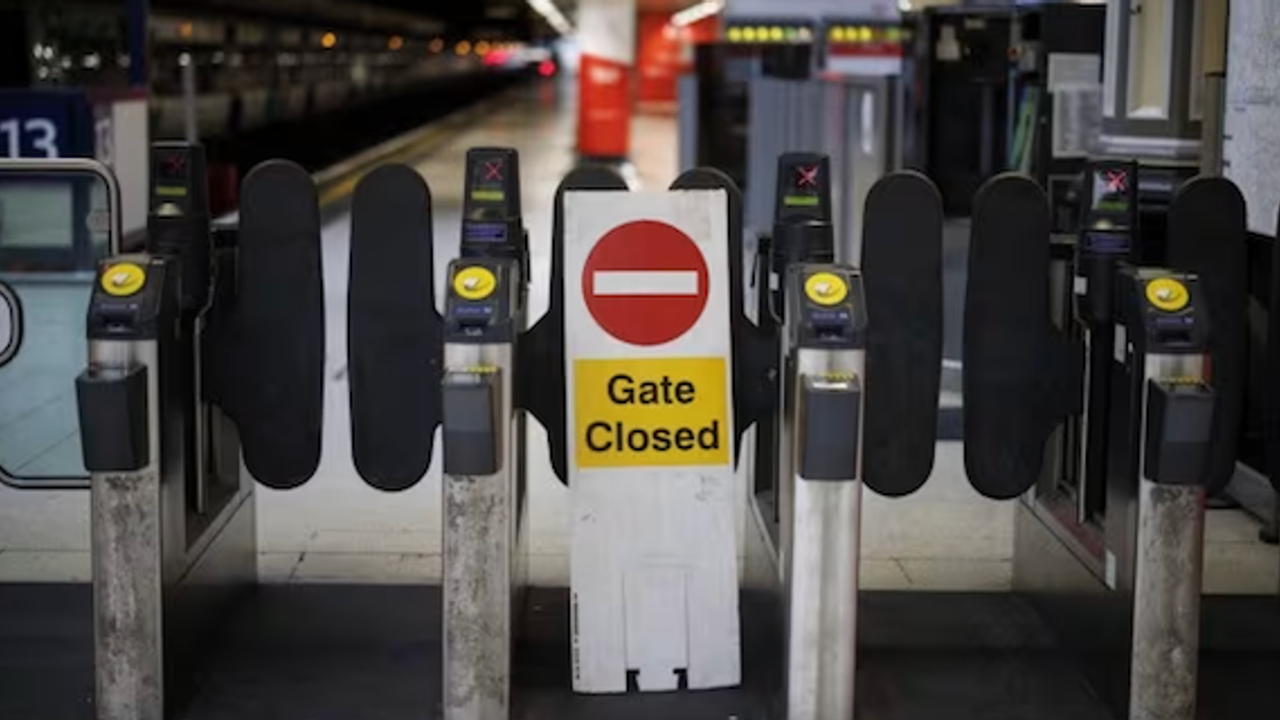 Train drivers announce new strikes in December