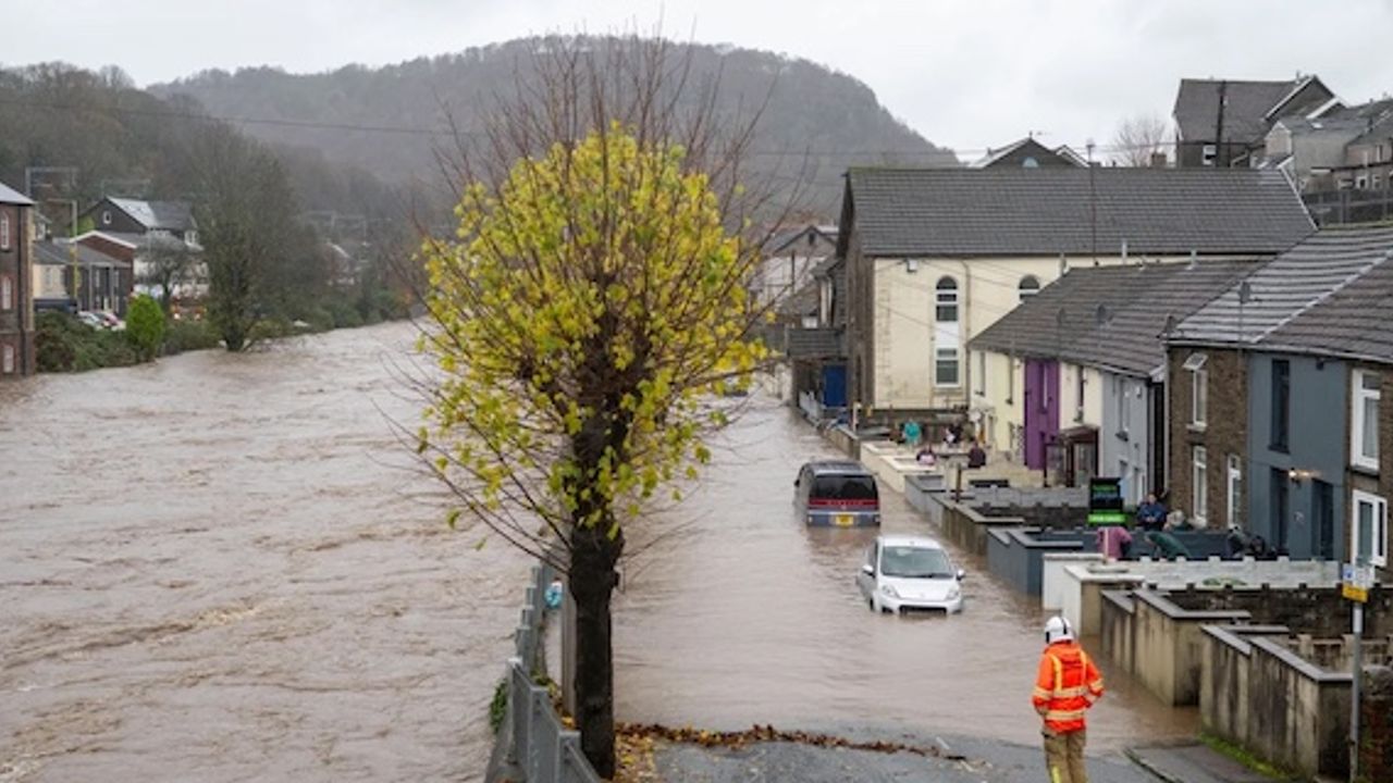 Death toll climbs to 5 as powerful Storm Bert batters Britain