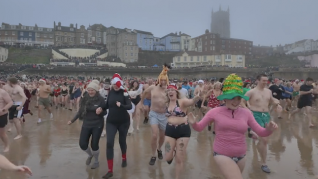 Hundreds run into sea at Boxing Day dips