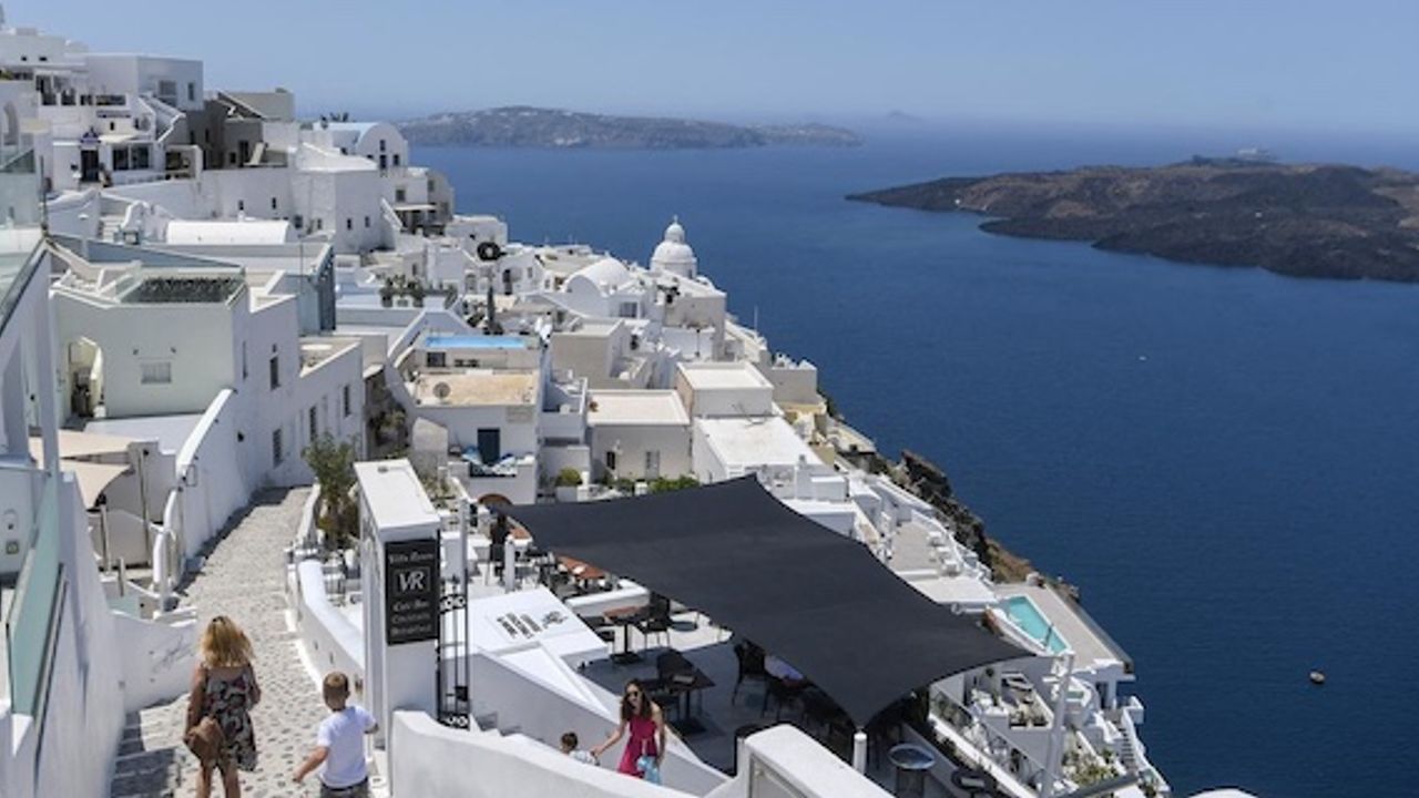 Thousands evacuate Santorini as more earthquakes strike island