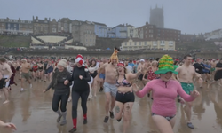 Hundreds run into sea at Boxing Day dips
