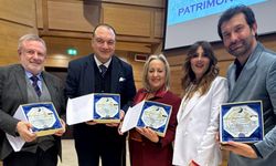 Dundar Kesapli receives the Golden Word Award