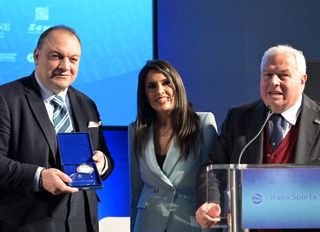 Dündar Keşaplı Honoured with Journalism Award