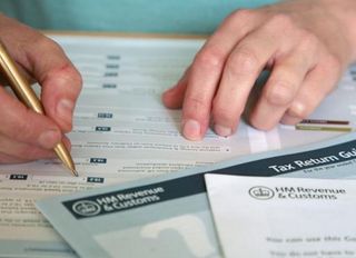 Thousands file tax returns with minutes to spare