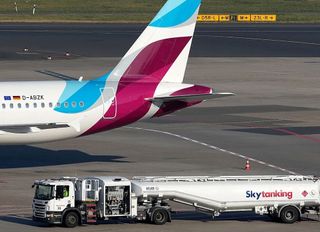 Europe Faces Jet Fuel Shortage Risk Over Hormuz Closure