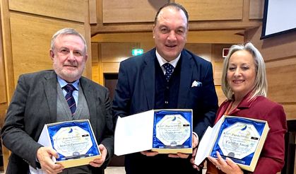 Dundar Kesapli receives the Golden Word Award