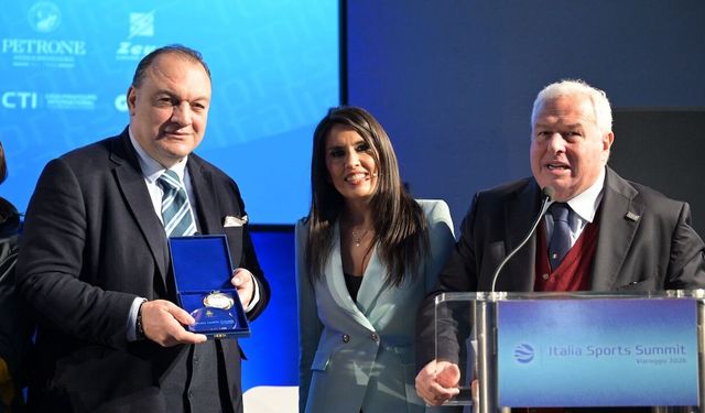 Dündar Keşaplı Honoured with Journalism Award