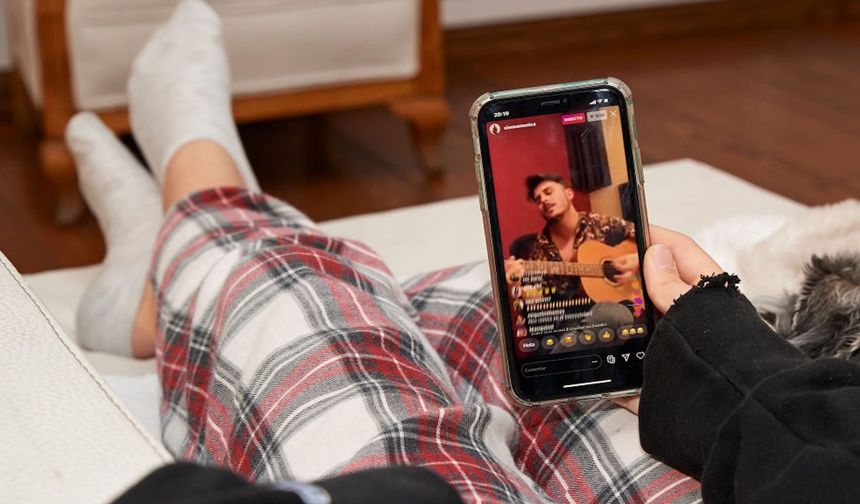 UK Adults Online More Than Ever, Kids Warn of “Brain Rot”