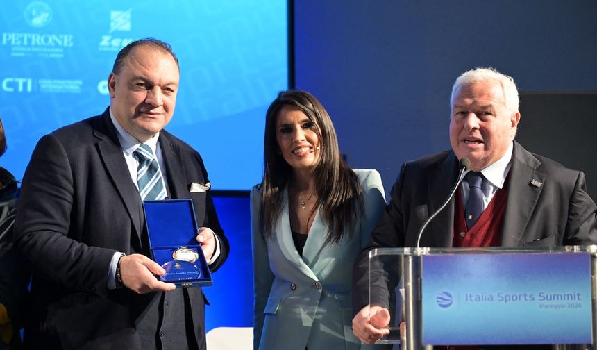 Dündar Keşaplı Honoured with Journalism Award