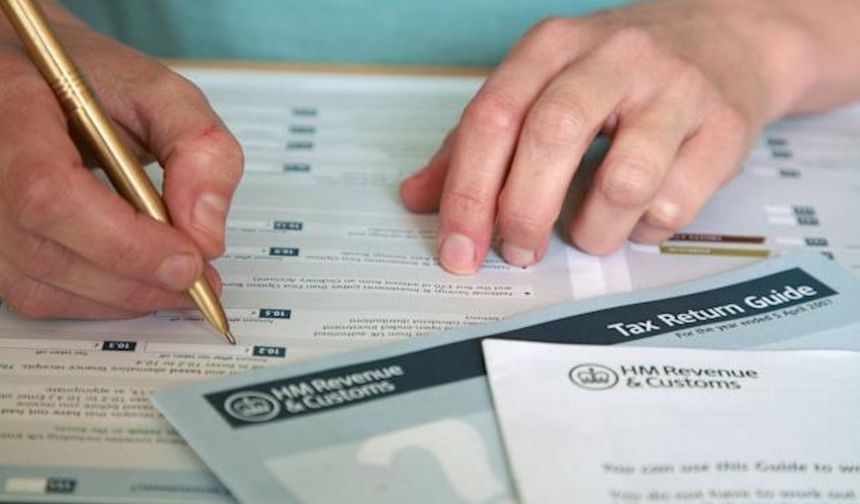 Thousands file tax returns with minutes to spare